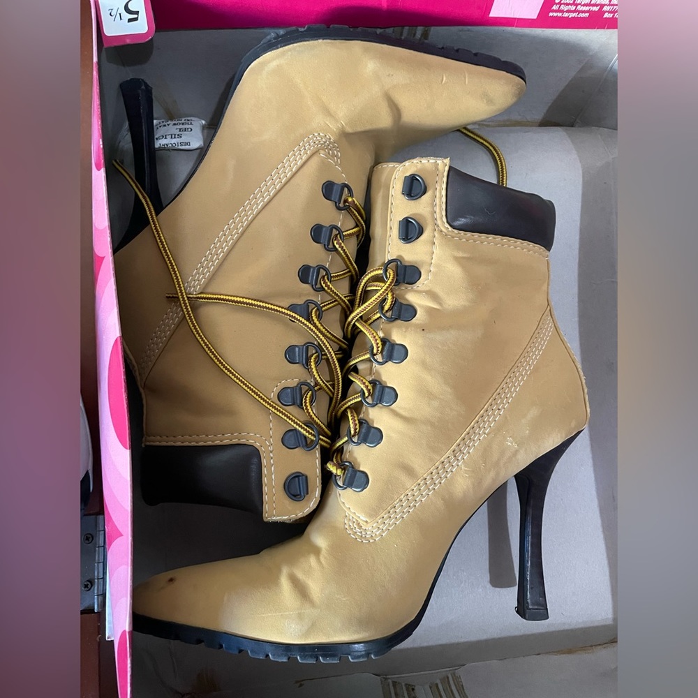 Lace up heeled boots - Picture 1 of 2